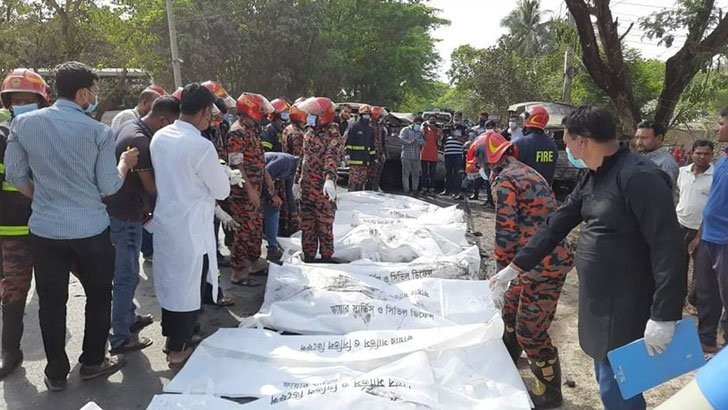 একের পর এক পোড়া লাশ গাড়ি থেকে বের করা হলো